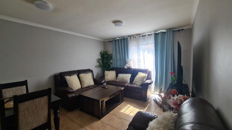 2 Bedroom Property for Sale in Oakglen Western Cape